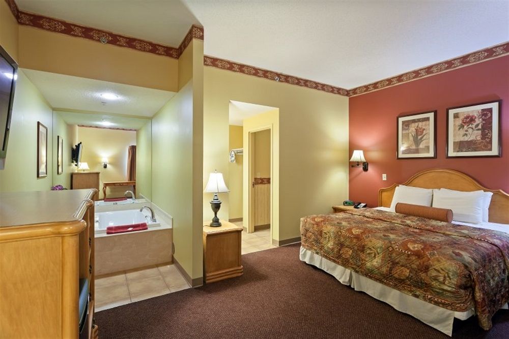 Country Hearth Inn & Suites Эдвардсвилл Экстерьер фото
