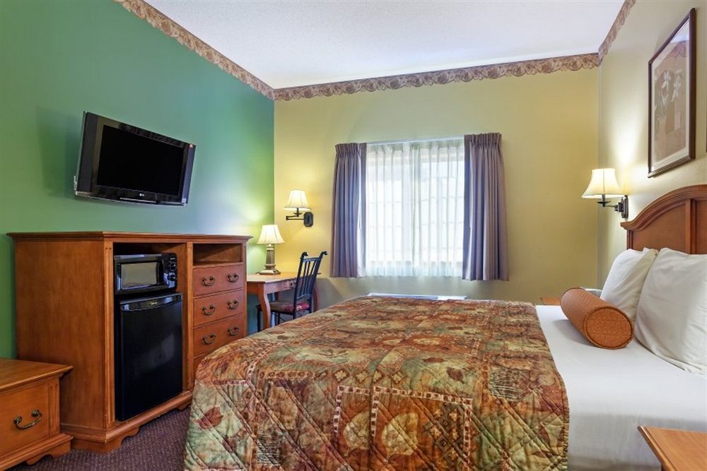 Country Hearth Inn & Suites Эдвардсвилл Экстерьер фото