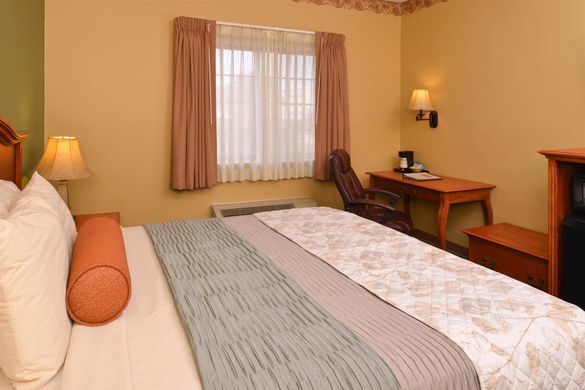 Country Hearth Inn & Suites Эдвардсвилл Экстерьер фото