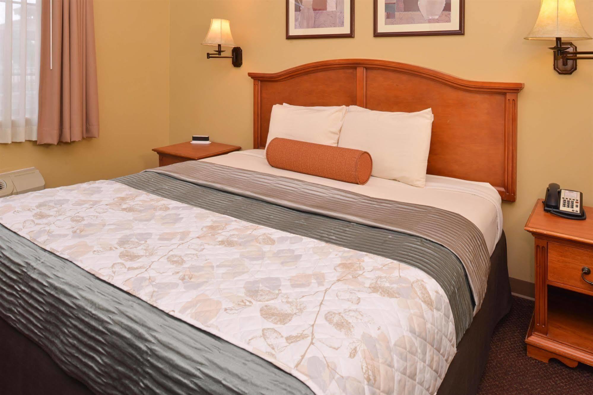 Country Hearth Inn & Suites Эдвардсвилл Экстерьер фото