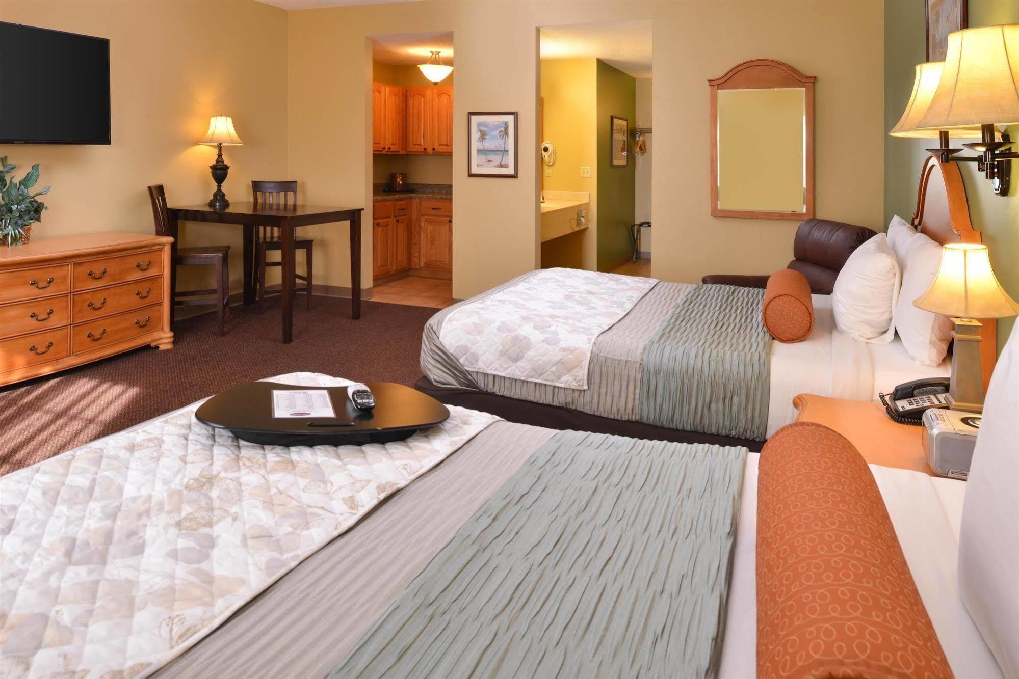 Country Hearth Inn & Suites Эдвардсвилл Экстерьер фото