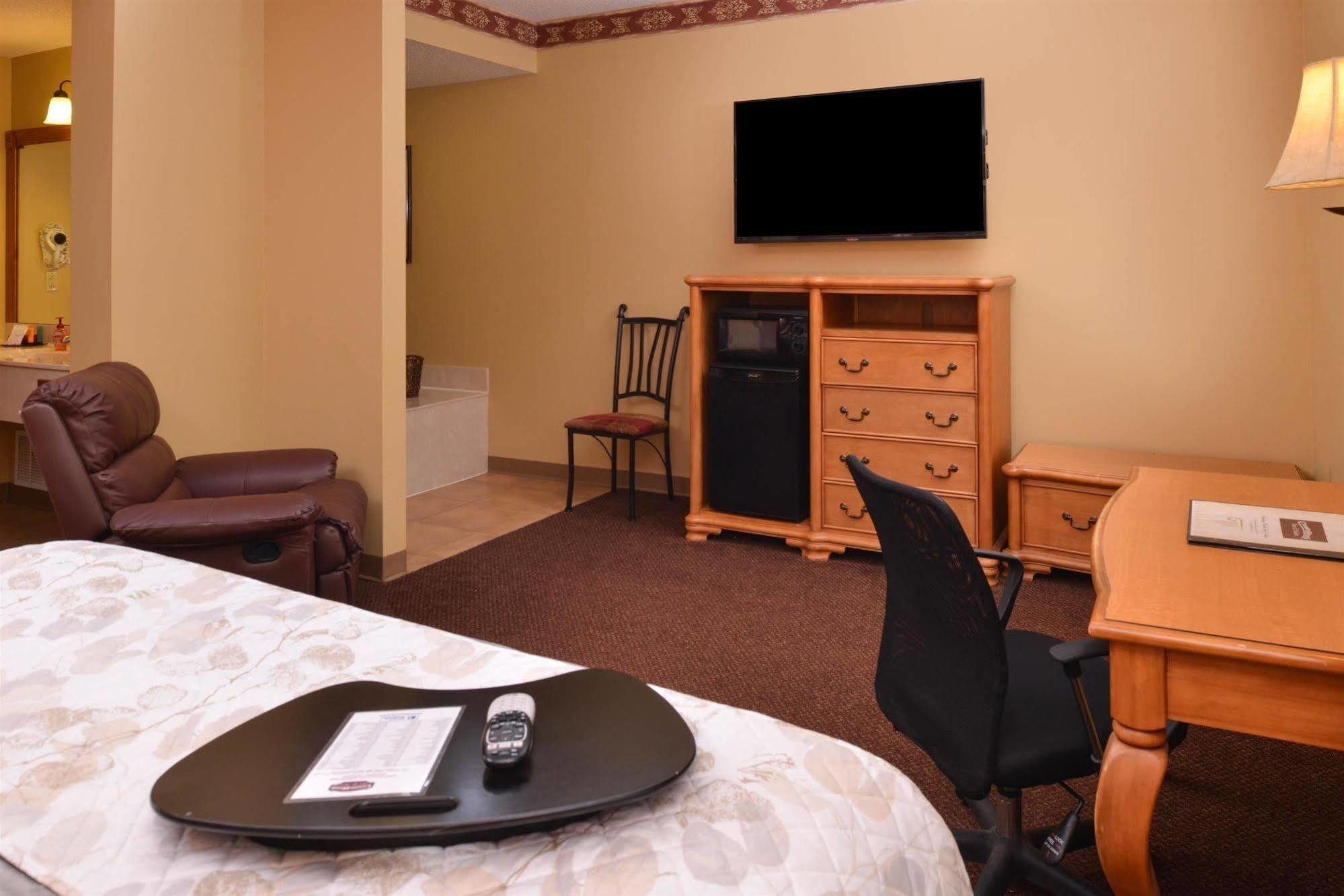 Country Hearth Inn & Suites Эдвардсвилл Экстерьер фото