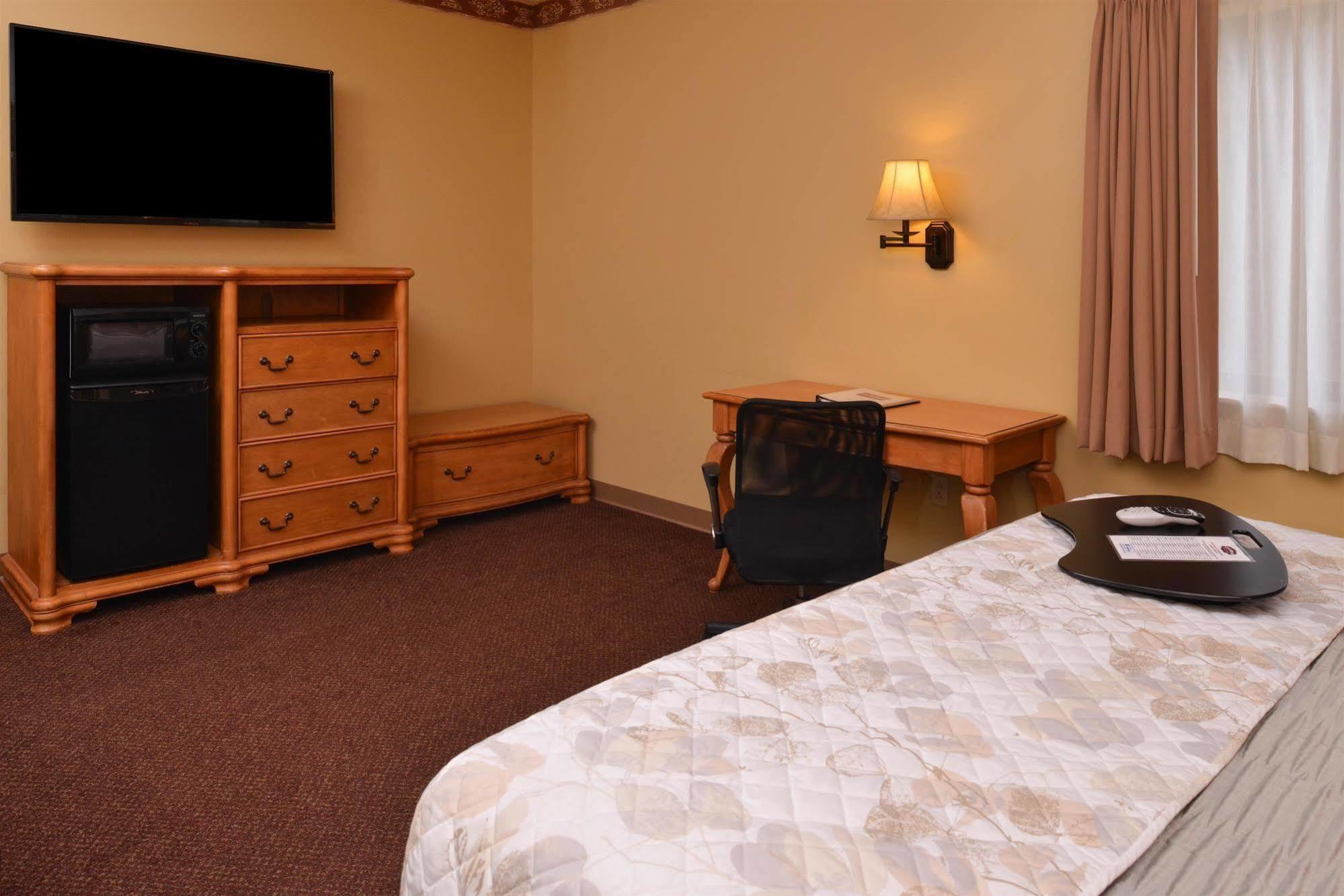 Country Hearth Inn & Suites Эдвардсвилл Экстерьер фото