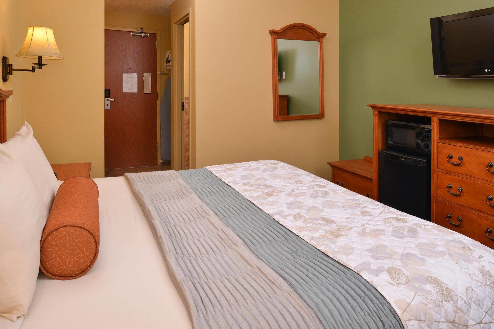 Country Hearth Inn & Suites Эдвардсвилл Экстерьер фото