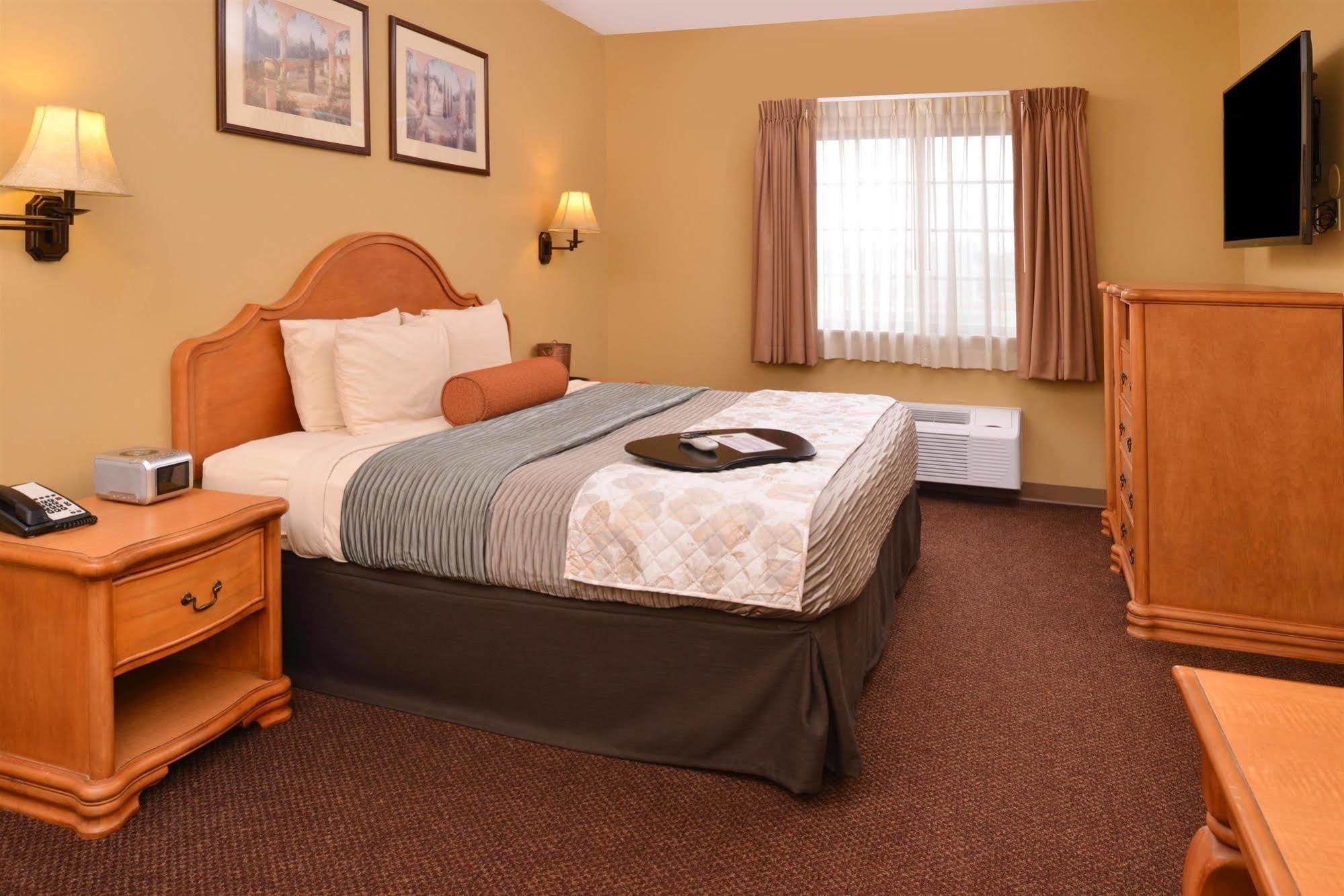 Country Hearth Inn & Suites Эдвардсвилл Экстерьер фото